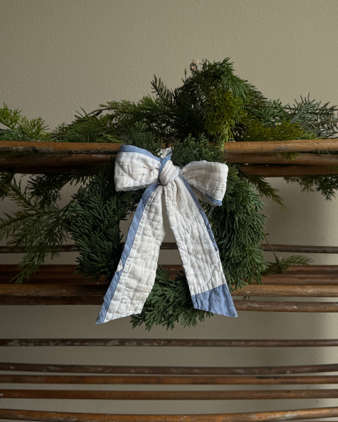 Quilt Bow Cedar Wreath (03)